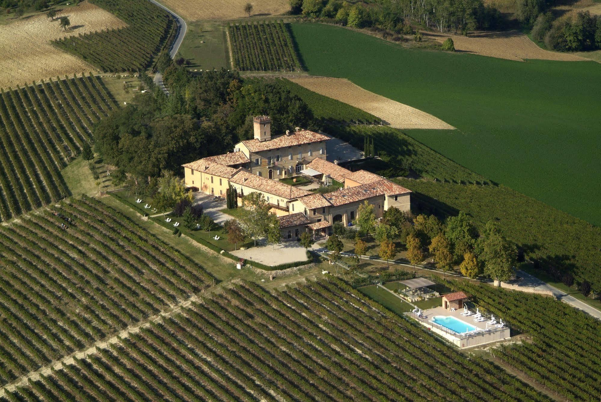 فندق Relais Castello Di Razzano Alfiano Natta المظهر الخارجي الصورة
